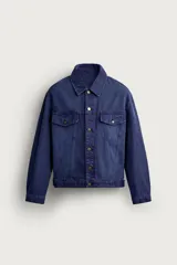 Cazadora relaxed fit de algodón en color azul marino con efecto lavado, cuello solapa, bolsillos con solapa en el pecho y cierre frontal con botones metálicos.