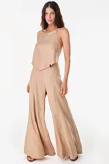 Pantalón de pernera ancha color verde militar, de tiro alto y diseño fluido.