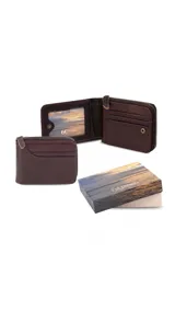 Billetera de cuero marrón oscuro, tipo plegable, con compartimento exterior con cierre y bolsillo frontal. Al abrirla, presenta ranuras para tarjetas, un compartimento para billetes y una ventana transparente para identificación.