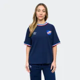 Remera de fútbol Umbro del Club Nacional de Football para mujer. Diseño azul con detalles tricolor en cuello y mangas. Incluye logo de Umbro y escudo del club en el frente.