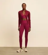 Campera deportiva de corte ajustado, confeccionada en tejido seamless de poliamida y elastano. Presenta cuello alto, cierre frontal con cremallera y textura acanalada.