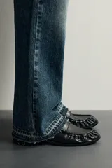 Mocasín de vestir marrón oscuro para hombre, con diseño de antifaz en el empeine, detalle fruncido en la parte delantera y suela con ligero tacón.