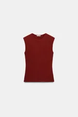 Camiseta de corte slim fit con cuello redondo y diseño sin mangas (manga sisa), confeccionada en tejido de punto liso.