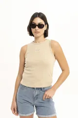 Musculosa beige de punto acanalado, con cuello redondo y logo bordado en el pecho.