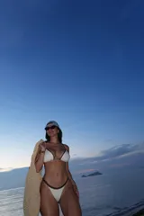 Corpiño de bikini triangular color blanco con ribetes marrones, con tirantes ajustables y push-up desmontable.