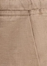 Pantalón recto color beige de lino, con cintura elástica y cordón ajustable, tiro medio y bolsillos laterales.
