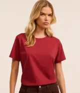 Remera básica de cuello redondo y manga corta, confeccionada en algodón peruano de alta calidad. Presenta un diseño liso y versátil, ideal para uso diario.