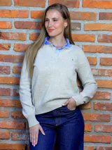 Buzo de lana color azul marino, con escote en V y diseño de tejido liso. Presenta un corte clásico y mangas largas.