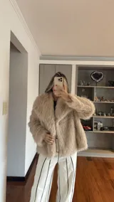 Campera de piel sintética en color beige, con solapas amplias y diseño de corte recto.