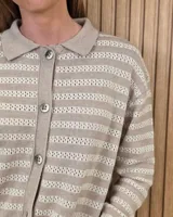 Cardigan de punto a rayas horizontales en tonos beige y tostado, con cuello camisero, cierre frontal de botones y mangas largas.