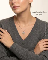 Collar de plata con dije circular calado representando el árbol de la vida y dos pequeñas circonias engastadas en la cadena.