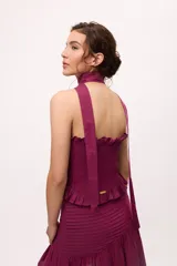 Conjunto de top strapless y falda midi con volados, color fucsia, con textura plisada y bufanda al cuello.