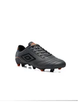 Championes de fútbol Umbro Classico III HG, color negro con detalles en rojo.