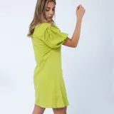 Vestido corto verde lima de corte recto, con un diseño asimétrico de un solo hombro y una manga corta abullonada en el otro brazo.