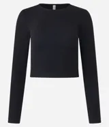 Blusa cropped negra de malla texturizada, con cuello redondo y mangas largas.