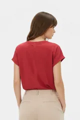 Remera de algodón color beige, de manga corta con vuelta, cuello redondo y corte holgado. Cuenta con un estampado frontal con la inscripción "Manhattan New York East Coast" en tonos celestes.