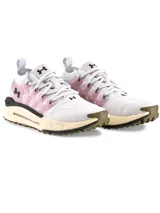 Championes de entrenamiento Under Armour UA W Phantom X, de color blanco con detalles en rosa pastel y suela beige. Incorporan estructura lateral translúcida y tecnología de amortiguación.