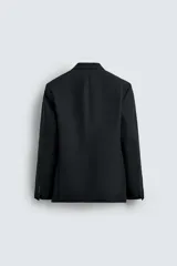 Blazer regular fit color negro, confeccionada en tejido con lyocell. Cuello con solapas de pico, manga larga con puño de botones, bolsillos de vivo en el pecho y de solapa en la cadera. Incluye bolsillo interior y abertura en el centro de la espalda. Cierre frontal de botonadura cruzada.