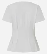 Blusa de algodón color blanco con cuello redondo y mangas cortas. Presenta un diseño peplum con pliegues en la cintura que realzan la silueta.