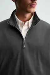 Sudadera de algodón ligero en color rojo, con cuello subido y cierre frontal de cremallera. Presenta mangas largas con puños acanalados y dobladillo inferior en rib.
