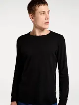 Camiseta térmica de manga larga con textura tipo waffle, cuello redondo y puños ajustados.