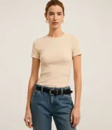 Blusa color beige de mangas cortas, confeccionada en tejido rib con textura acanalada y cuello redondo.
