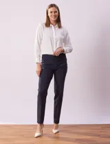 Pantalón azul marino de gabardina elastizada, corte recto, con bolsillos simulados en la parte delantera y bolsillos aplicados en la parte trasera.
