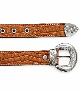 Cinto de cuero color beige con textura reptil, hebilla metálica plateada con grabados y puntera a juego. Cuenta con ojalillos metálicos reforzados.