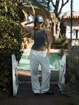 Pantalón jogger de tiro alto color crema, con cintura elástica, cordón ajustable y corte holgado.