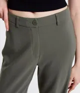 Pantalón de sastrería recto color verde militar, con trabillas en la cintura, cierre de botón y cremallera.