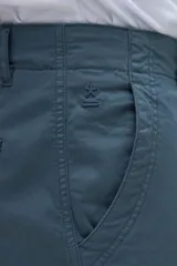 Bermuda cargo de gabardina color tostado, con bolsillos laterales y bolsillos cargo con solapa en las piernas. Calce relajado.