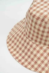 Gorro tipo bucket con estampado de cuadros vichy en tonos verde y beige.
