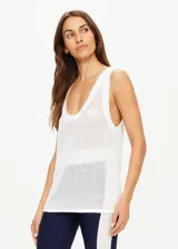 Musculosa blanca de tejido calado con escote redondo y sisas amplias.