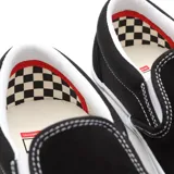Championes Vans Skate Slip-On negros de gamuza, con elástico lateral y suela blanca de goma. Diseñados para skateboarding, con tecnología Duracap y Popcush para mayor durabilidad y amortiguación.