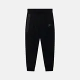 Pantalón deportivo Nike Tech Fleece color negro, con ajuste entallado, cintura elástica con cordón ajustable, bolsillos laterales con cierre termosellado y logo de la marca estampado en el muslo izquierdo.