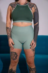 Calza corta deportiva de tiro alto en color verde menta.