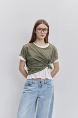 Jean wide leg de tiro medio, con pierna amplia de caída recta, diseño de cinco bolsillos, pasacintos y cierre frontal con botón y cremallera.