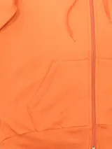 Campera deportiva unisex color beige, confeccionada en algodón con felpa, con capucha, cierre frontal y bolsillo tipo canguro.