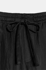 Pantalón celeste de tiro medio con bolsillos delanteros y traseros. Cintura elástica ajustable con cordones.