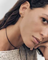 Aro solitario pequeño PDPAOLA de plata de ley bañada en oro de 18k, con diseño minimalista y cierre de presión.