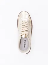 Zapatillas deportivas doradas con suela marrón y cordones al tono.