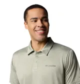 Polo Columbia Hike de manga corta, color verde melange con tecnología Omni-Wick, cuello camisero con cierre frontal de tres botones y logo de la marca bordado en el pecho.