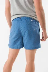 Short de baño azul con estampado de flamencos.
