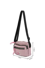 Bandolera color lila de poliéster con correa ajustable negra, cierre principal y bolsillo frontal con cierre. Detalle de cordón rosa y logo bordado.