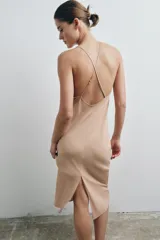 Vestido midi tipo lencero con escote en pico y tirantes finos ajustables que permiten diversas posiciones. Confeccionado en tejido satinado con caída fluida.