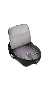 Mochila Lincoln's color negro con diseño rectangular, compartimentos con doble cierre, asas acolchadas, división interna para notebook y puerto USB lateral.
