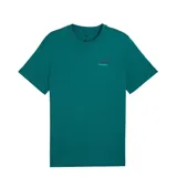 Remera de manga corta color verde, con cuello redondo y logo de la marca estampado en el pecho en tonos violeta y verde claro.