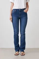 Pantalón jean de corte recto color crudo.