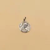 Medalla circular de plata 925 con relieve de la Virgen María de los Dolores en el frente.