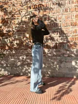 Cinto de cuero negro con textura crocco y hebilla metálica plateada. El broche suizo permite intercambiar la hebilla.